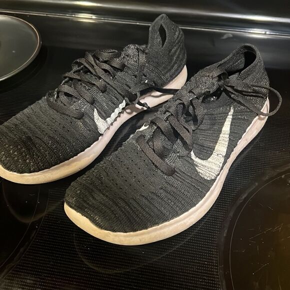 Black & White Nike Free Run Flyknit Sneaker - Light Shoe Women’s 7.5 - Picture 3 of 7